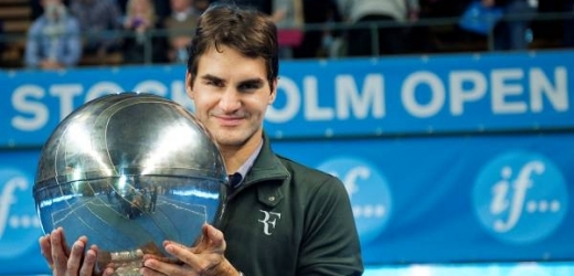 Roger Federer s vítěznou trofejí.