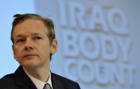 Julien Assange na tiskové konferenci odhaluje čtyři sta tisíc dokumentů z Iráku.