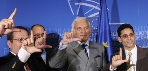 Předseda Evropského parlamentu Jerzy Buzek s propuštěnými politickými vězni z Kuby.