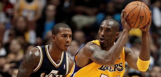 Lakers v čele s Kobe Briantem (vlevo) myslí na hattrick.