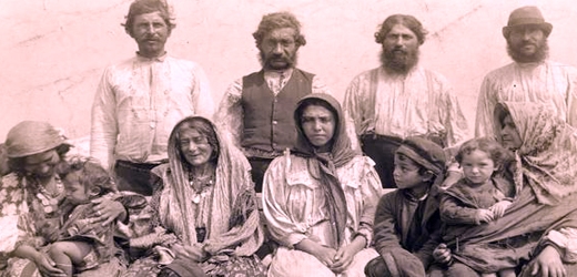 Dobový snímek Romů z počátku 20. století. 