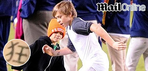 Brooklyn (vpravo) a mladší bratr Romeo Beckhamovi hrají fotbal.
