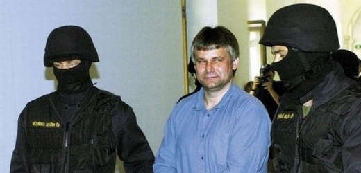 Jiří Kajínek je přiváděn eskortou při minulém pokusu o soudní obnovu procesu.