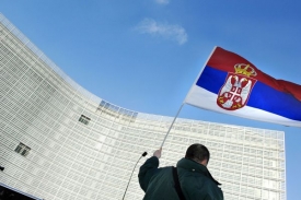 Muž se srbskou vlajkou demonstruje před bruselským sídlem Evropské komise proti nezávislosti Kosova, 24. února 2008.
