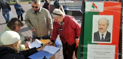 Lukašenkovi příznivci shromažďují podpisy. Říjen 2010.