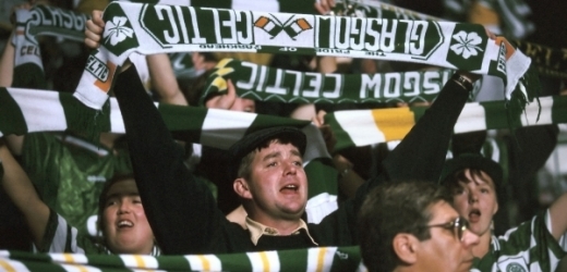 Fanoušci Celticu Glasgow během derby s Rangers.
