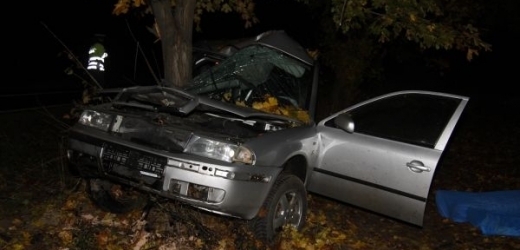 Při této nehodě, ke které došlo 20. října poblíž Bělé pod Bezdězem, zemřeli dva lidé.