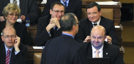 Středočeský hejtman David Rath během sněmovní diskuse znovu obvinil ministra financí Miroslava Kalouska z nemírného pití alkoholu.