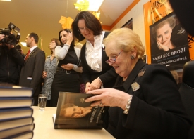 Albrightová představila knihu v knihkupectví Neoluxor na pražském Václavském náměstí.