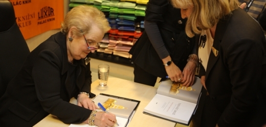 Bývalá americká ministryně zahraničí Madeleine Albrightová představila v Praze svou novou knihu Tajná řeč broží.