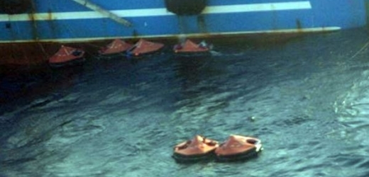 Na záchranných člunech se většina posádky dostala na blízkou nákladní loď.