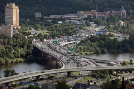 Zprovoznění nových částí Pražského okruhu usnadnilo jízdu po Jižní spojce a Barrandovském mostě (na snímku).