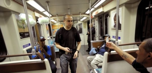 Muž, který chtěl zaútočit v metru, zřejmě jednal na vlastní pěst (ilustrační foto).