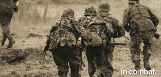 Na fotografii pod heslem Kryjeme našim vojákům záda jsou fanoušci vojenské historie oblečení jako němečtí vojáci za druhé světové války.
