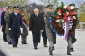 Prezidentova stráž přinesla na Vítkov za slavnostní atmosféry květinový věnec. 