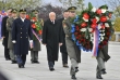 Prezidentova stráž přinesla na Vítkov za slavnostní atmosféry květinový věnec. 