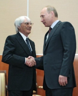 Plácli si. Bernie Ecclestone s ruským premiérem Vladimirem Putinem oznamují expanzi formule 1 do Ruska.