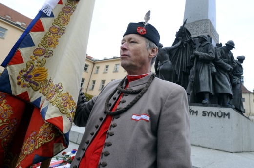 Na náměstí Pod Emauzy se sešli představitelé Československé obce legionářské.