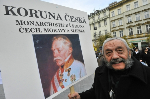 Monarchistická strana Čech, Moravy a Slezska požadovala při pochodu Prahou obnovu monarchie.