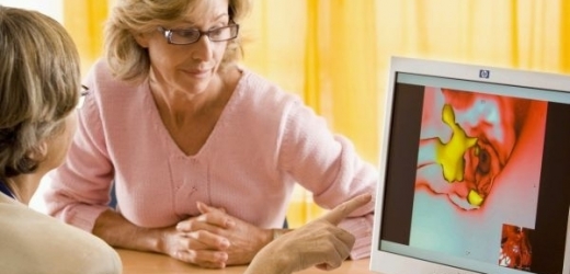 Díky systému telemonitoringu může lékař kontrolovat pacienta přes počítač.