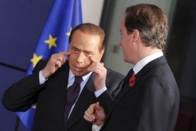 Silvio Berlusconi si měl co říci s Davidem Cameronem.