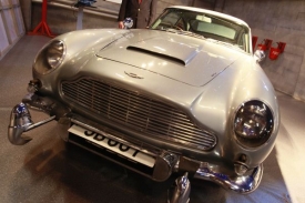 Slavný Aston Martin DB5, jímž jezdil James Bond, změnil majitele.