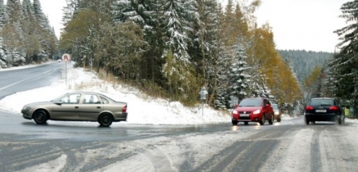 Od 1. listopadu bude na některých úsecích silnic opět povinná zimní výbava. Na horách už začalo sněžit, takže přezout pneumatiky rozhodně nebude na škodu (ilustrační foto).