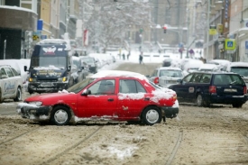 Ministerstvo dopravy navrhuje, aby bylo použití pneumatik povinné všude, pokud bude na silnici sníh nebo led (ilustrační foto).