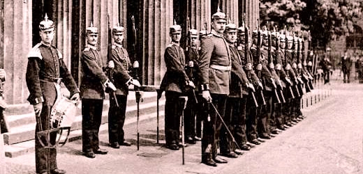 Berlín v roce 1910. Šavle stále patří k základní výbavě armády a četnictva. S pomocí šavlí také byly rozehnány pouliční rebelové v ulicích Berlína v noci ze 30. na 31. října 1910   