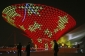 Čínský pavilon byl na závěrečný ceremoniál zahalen do čínské vlajky.