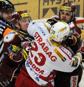 Více boj než hokej, to je momentální obrázek pražského hokejového derby.