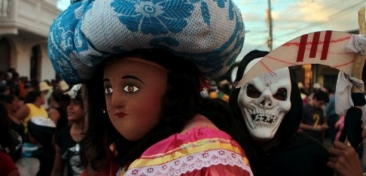 Masky v posledních hodinách strašily i v Latinské Americe (ilustrační foto).