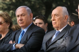 Premiér Benjamin Netanjahu (vlevo) a prezident Šimon Peres u Rabinova hrobu. Zatímco Netanjahu patří ke kritikům mírových dohod s Palestinci, Peres coby tehdejší rabinův ministr zahraničí pomáhal dohody dojednat.  