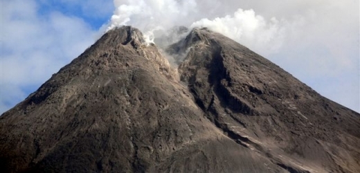 Sopka Merapi dělá vrásky i leteckým dopravcům.