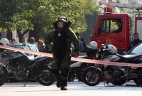 Řecký policista při kontrolované explozi nalezeného balíčku.