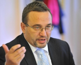 Ministr Dobeš tvrdí, že se cena zkoušek bude pohybovat v desítkách milionů korun.