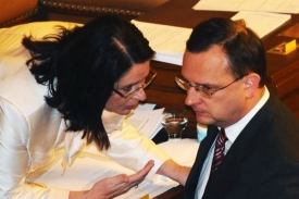 Premiér Petr Nečas se radí s předsedkyní sněmovny Miroslavou Němcovou. 