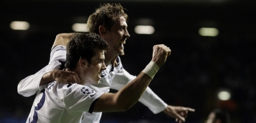 Gareth Bale (vpředu) slaví gól s Peterem Crouchem.