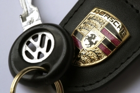 Klíčky od Porsche drží v ruce Volkswagen (ilustrační foto).