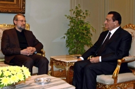 Egyptský prezident Mubarak s předsedou íránského parlamentu Larídžáním. Budou podobné schůzky častější?