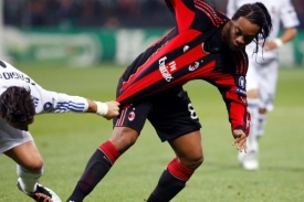 Ronaldinho z AC Milán (vpravo) v souboji s Ramosem z Realu Madrid.
