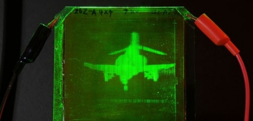 Významný pokrok ve výrobě holografického videa (na snímku rozpohybovaný hologram stíhačky F-4 Phantom Jet).