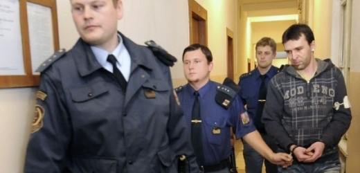 Štefan Václavek (vpravo) obžalovaný z vraždy. 