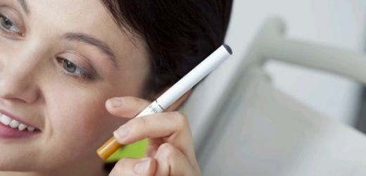 E-cigarety nejsou podle odborníků bezpečné, jak tvrdí výrobci.