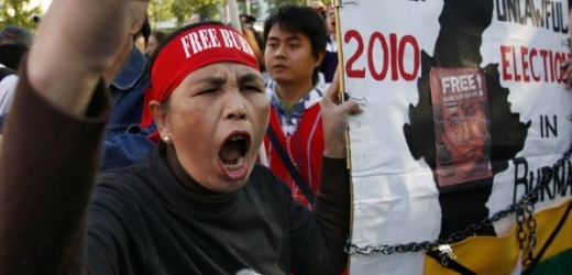 Režim zakázal kandidovat Su Ťij. Její Národní liga pro demokracii vyzvala k bojkotu voleb.
