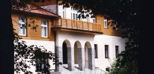 Jedna ze sněmovních chat se nachází v Lipnici nad Sázavou.