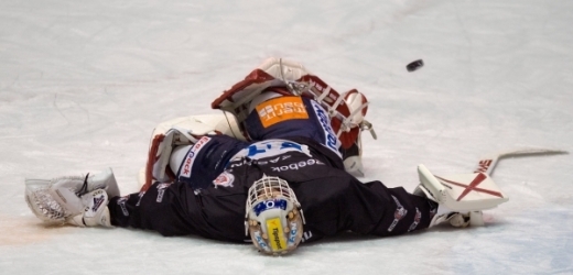 Dominik Hašek zůstal na několik vteřin v KHL bezvládně ležet na ledě.