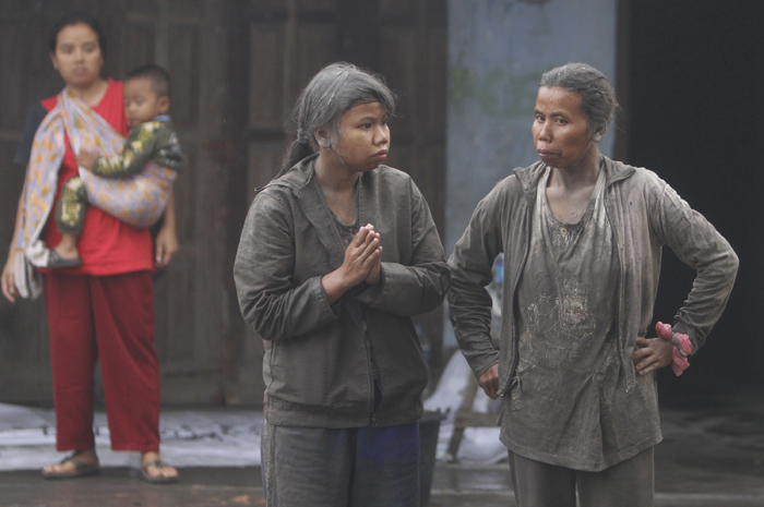 Prachem pokrytí vesničané uprchli po další erupci Merapi ze svých domovů ve vesnici Klaten.