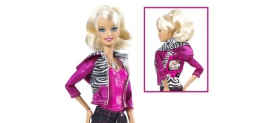 Panenka Barbie se zabudovanou videokamerou.