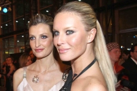 Modelky Simona Krainová a Tereza Maxová (vlevo).